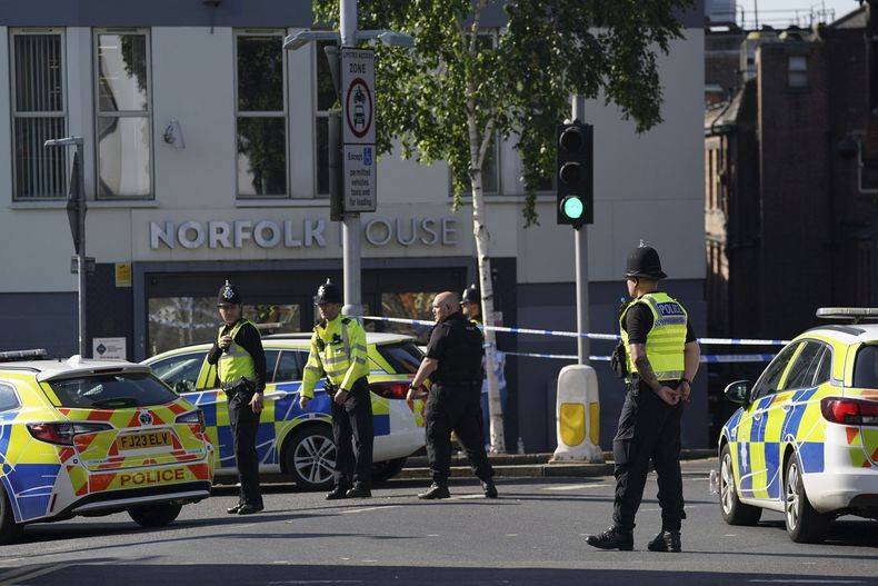 Policías bloquean una calle en Nottingham, Gran Bretaña, el martes 13 de junio de 2023. Tres personas murieron y otras tres fueron golpeadas por una camioneta en incidentes relacionados en la ciudad inglesa de Nottingham, según indicó el martes la policía. (Jacob King/PA via AP)