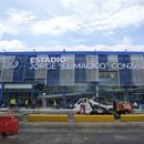 Trabajadores con maquinaria realizan los últimos preparativos para la ceremonia inaugural de los Juegos Centroamericanos y del Caribe en San Salvador, el jueves 22 de junio de 2023 (AP Foto/Arnulfo Franco)
