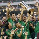 Los jugadores de México celebran con el trofeo tras ganar la Copa Oro de la CONCACAF al vencer en la final a Panamá, el domingo 16 de julio de 2023, en in Inglewood, California. (AP Foto/Ashley Landis)