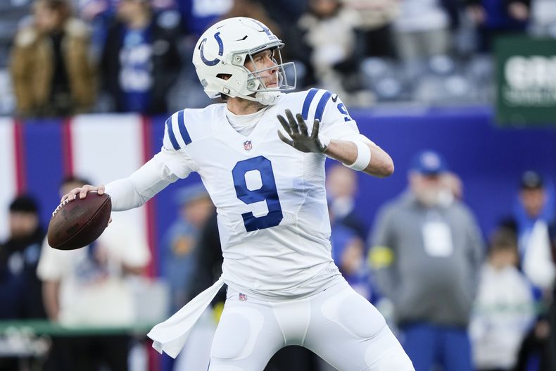 ARCHIVO- Nick Foles (9), quarterback de los Colts de Indianápolis, calienta previo a un partido de la NFL en contra de los Giants de Nueva York, el 1 de enero de 2023, en East Rutherford, Nueva Jersey. Los Colts dejaron en libertad a Foles el viernes 5 de mayo de 2023, ahorrando casi dos millones de dólares en el tope salarial y para hacer espacio en el plantel para los 12 novatos añadidos la semana pasada en el draft. (AP Foto/Bryan Woolston, Archivo)