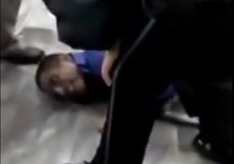 Un balsero cubano que estaba siendo llevado de regreso a la isla protesto airadamente a las autoridades mientras estos trataban de controlarlo.