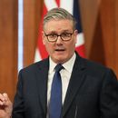 El primer ministro de Reino Unido, Keir Starmer, habla en una conferencia de prensa en Downing Street en Londres, el miércoles 1 de abril de 2026. (AP Foto/Frank Augstein, Pool)