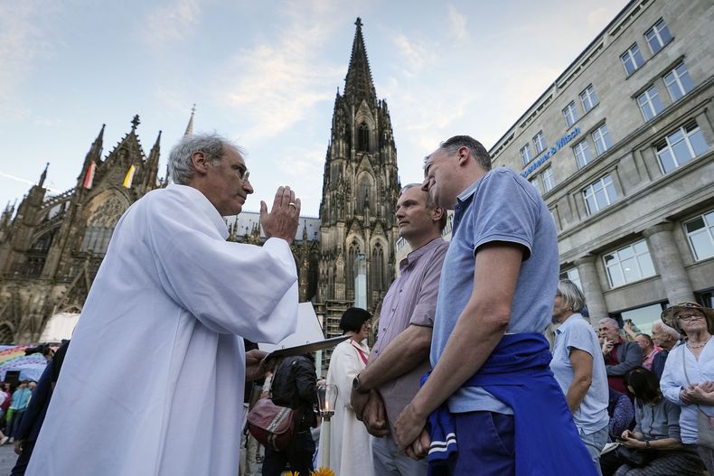 ARCHIVO – Parejas del mismo sexo participan en una ceremonia pública de bendición frente a la catedral de Colonia, en esa ciudad de Alemania, el 20 de septiembre de 2023. (AP Foto/Martin Meissner, Archivo)