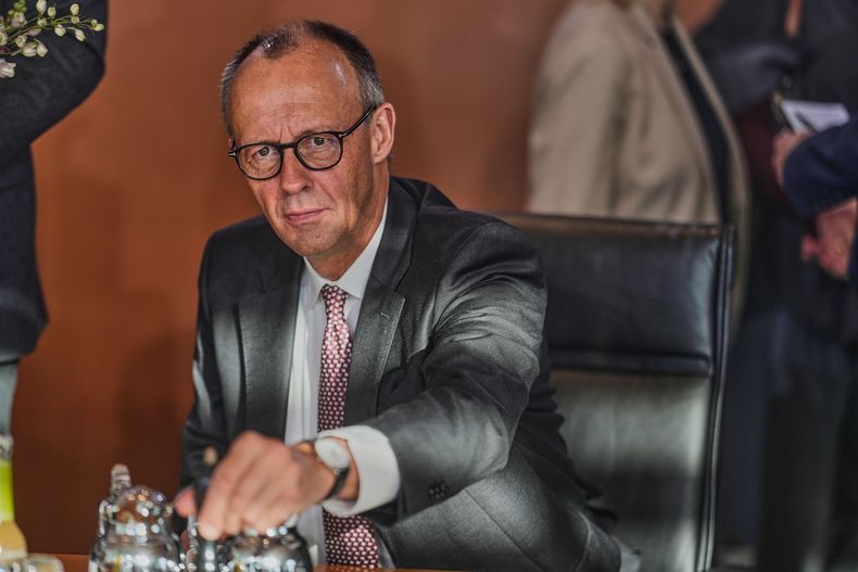 El canciller alemán Friedrich Merz llega a una reunión de su gabinete en la Cancillería, el miércoles 12 de noviembre de 2025, en Berlín, Alemania. (AP Foto/Markus Schreiber)