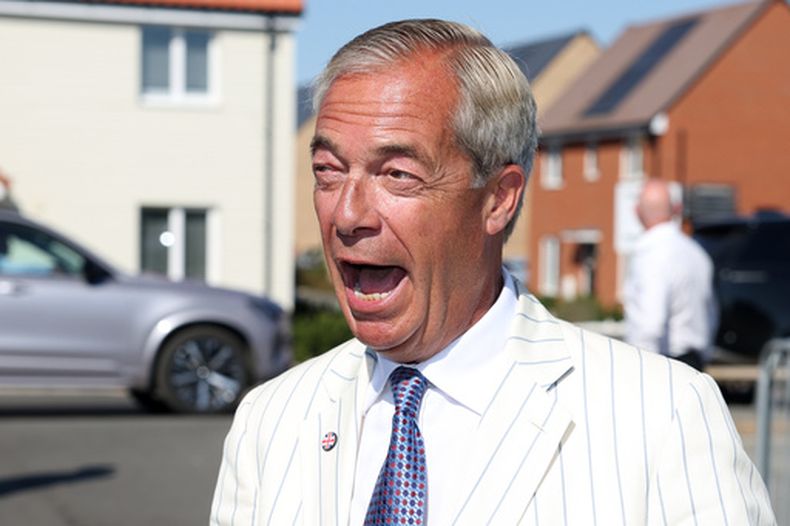 El líder de Reform UK, Nigel Farage, llega a un centro de votación en Walton on the Naze, el 13 de agosto de 2026, para depositar su boleta para la elección especial de un escaño parlamentario por Clacton on Sea. (AP Foto/Richard Pelham)
