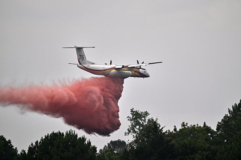 Los intentos de apagar el incendio cerca de Marcheprime en las afueras de Burdeos, Francia, el 27 de julio del 2026. (AP foto/Emma Da Silva)