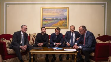De izquierda a derecha, el primer ministro británico, Keir Starmer, el presidente de Ucrania, Volodymyr Zelenskyy; el presidente d Francia, Emmanuel Macron; el primer ministro polaco, Donald Tusk, y el canciller alemán, Friedrich Merz, hacen una llamada con el president de Eestados Unidos, Donald Trump, desde Kiev, Ucrania, el sábado 10 de mayo de 2025. (AP Foto/Mstyslav Chernov)
