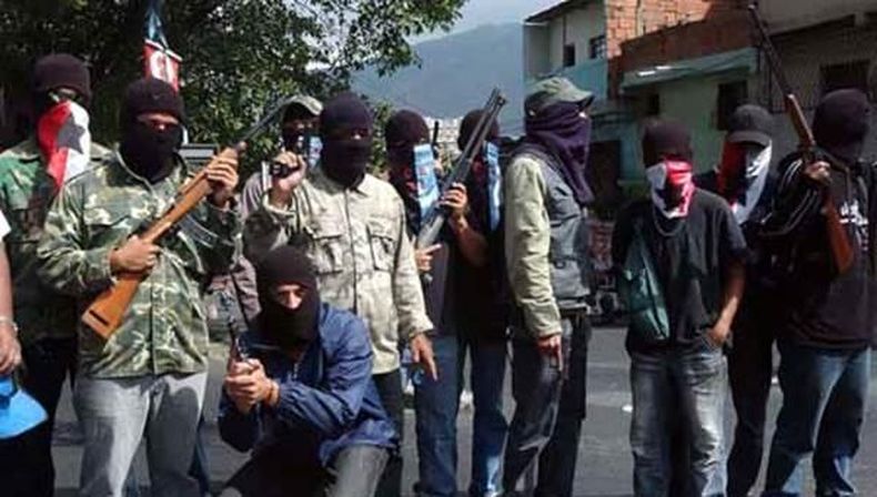 Los enfrentamientos en Caracas entre la policía y los colectivos chavistas que dejaron cinco muertos pudieran estar relacionados con el reciente asesinato del diputado, Robert Serra y su asistente.