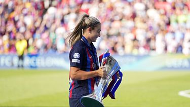 La capitana del Barcelona Alexia Putellas carga el trofeo tras ganar la Liga de Campeones femenina ante el Wolfsburgo, el sábado 3 de junio de 2023, en Eindhoven, Holanda. (AP Foto/Martin Meissner)