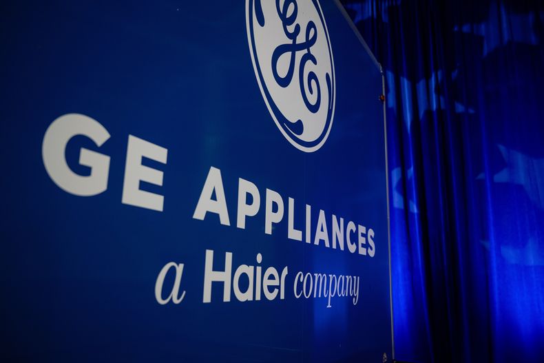 ARCHIVO - Un tráiler luce el logotipo de GE en un escenario de la sede mundial de GE Appliances, el 13 de agosto de 2025, en Louisville, Kentucky. (Foto AP/Jon Cherry, archivo)