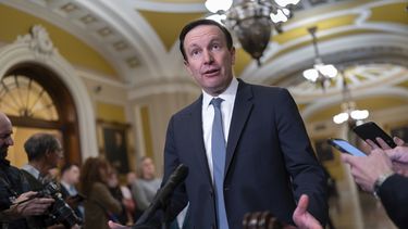 ARCHIVO - El senador Chris Murphy, principal negociador demócrata en las conversaciones sobre seguridad fronteriza, habla con reporteros en el Capitolio en Washington, el 19 de diciembre de 2023. (AP Foto/J. Scott Applewhite, Archivo)