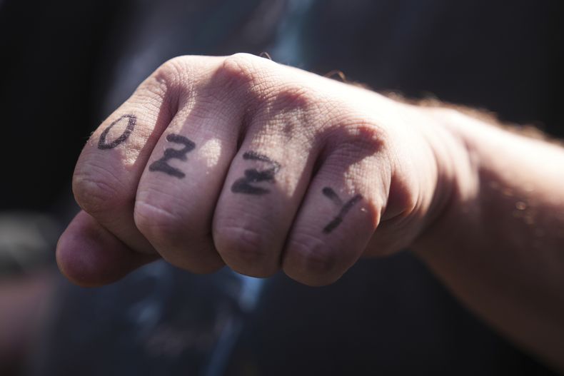 Una persona muestra el nombre de Ozzy Osbourne marcado en sus nudillos en el Paseo de la Fama de Hollywood el martes 22 de julio de 2025, en Los Ángeles. (Foto AP/Damian Dovarganes)