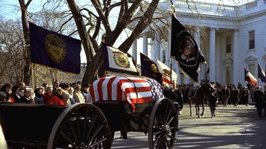 americateve | El f&eacute;retro del presidente John F. Kennedy, envuelto en la bandera de Estados Unidos, sale de la Casa Blanca por la avenida Pennsylvania en Washington hacia el Cementerio Nacional de Arlington, el 25 de noviembre de 1963. Este viernes se cumple el 5
