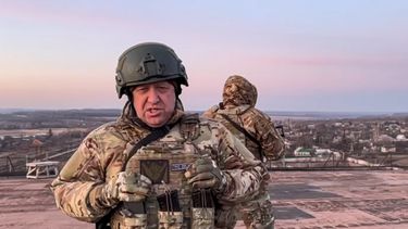 ARCHIVO - En esta imagen tomada de un video publicado por el Servicio de Prensa Prigozhin el viernes 3 de marzo de 2023, Yevgeny Prigozhin, el propietario del contratista militar Grupo Wagner, se dirige al presidente ucraniano Volodymyr Zelenskyy desde un sitio no especificado en Ucrania. (Servicio de Prensa Prigozhin vía AP, archivo)