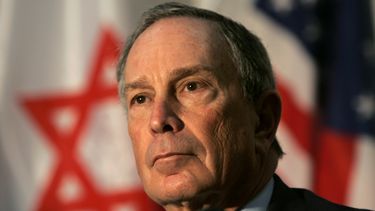 americateve | El alcalde de la ciudad de Nueva York, Michael Bloomberg, en una foto del 1 de febrero del 2007 mientras asiste a una ceremonia en una estaci&oacute;n de Jerusal&eacute;n nombrada en homenaje a su padre. Israel le concedi&oacute; a Bloomberg el primer Pre
