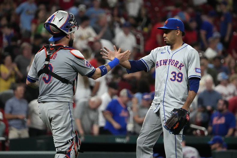 Edwin Diaz (39), relevista de los Mets de Nueva York, y el receptor Tomás Nido celebran la victoria 4-3 sobre los Cardenales de San Luis en el juego de béisbol del lunes 6 de mayo de 2024, en San Luis. (AP Foto/Jeff Roberson)