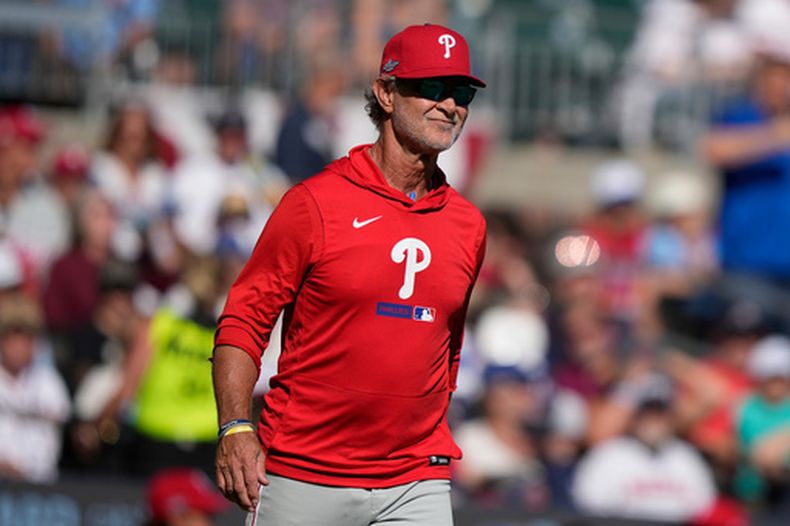 Don Mattingly, mánager interino de los Filis de Filadelfia, durante el segundo juego de la serie de comodines de la Liga Nacional contra los Bravos de Atlanta, el miércoles 30 de septiembre de 2026, en Atlanta. (AP Foto/Brynn Anderson)