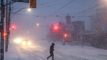 Gente camina por el centro de Toronto mientras una tormenta invernal pasa por la región, el domingo 25 de enero de 2026. (Cole Burston/The Canadian Press via AP)