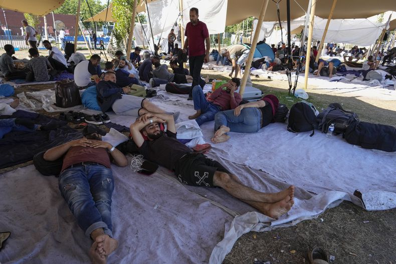 ARCHIVO – Varios migrantes acampan afuera de un centro de alojamiento para solicitantes de asilo en Ter Apel, en el norte de Holanda, el 25 de agosto de 2022. (AP Foto/Peter Dejong, Archivo)