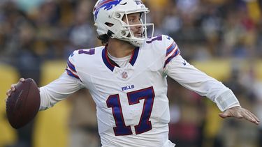 ARCHIVO - Josh Allen, quarterback de los Bills de Buffalo, busca enviar un pase en la primera mitad del sábado 19 de agosto de 2023, ante los Steelers de Pittsburgh (AP Foto/Matt Freed, archivo)