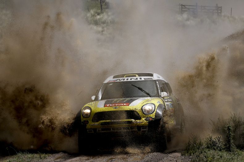 El espa&ntilde;ol Joan "Nani" Roma durante la primera etapa del Rally Dakar entre Rosario y San Luis, Argentina, el domingo 5 de enero de 2014. (AP Foto/Victor R. Caivano)