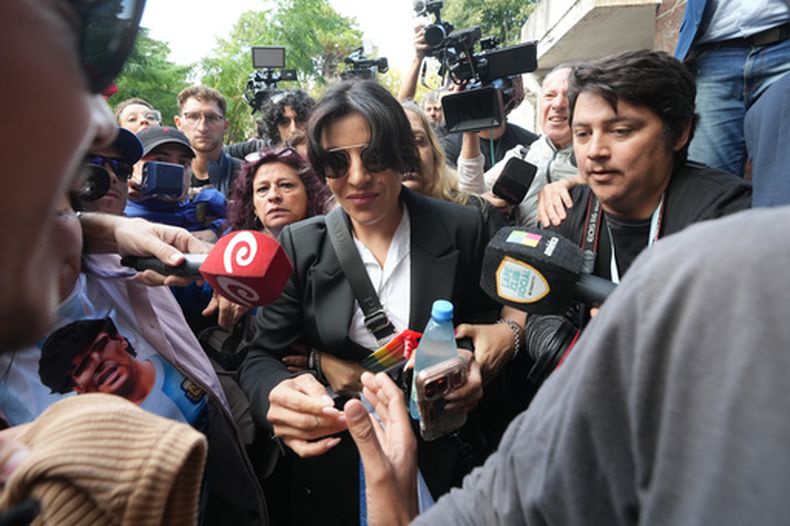 Gianinna Maradona, hija del fallecido futbolista Diego Maradona, llega al juzgado para asistir al primer día del juicio contra su equipo médico por presunto homicidio por negligencia en San Isidro, Argentina, el martes 14 de abril de 2026. (Foto AP/Rodrigo Abd)