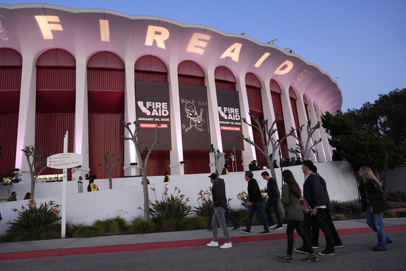 Se muestra una vista general de la atmósfera fuera del Foro antes del concierto benéfico de FireAid el jueves 30 de enero de 2025 en Inglewood, California. (Foto AP/Chris Pizzello)