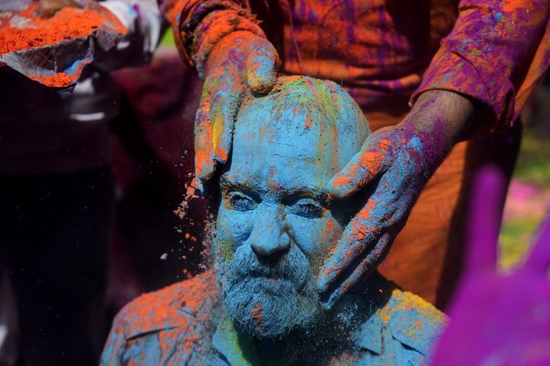 Personas se untan polvos de colores mientras celebran el Holi en Jammu, India, el lunes 25 de marzo de 2024. El festival hindú de los colores también presagia la llegada de la primavera. (Foto AP/Channi Anand)
