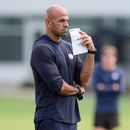 Robert Saleh, nuevo entrenador en jefe de los Titans de Tennessee, observa la práctica de su equipo durante el campamento de entrenamiento el miércoles 29 de julio de 2026, en Nashville, Tennessee. (AP Foto/George Walker IV)