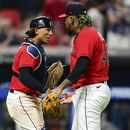 El cerrador dominicano Emmanue Clase, derecha, celebra junto al receptor Bo Naylor la victoria de los Guardianes de Cleveland sobre los Atléticos de Oakland, por 7-6, en partido jugado este miércoles 21 de junio de 2023. (AP Photo/David Dermer)