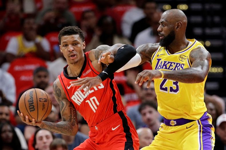 Jabari Smith Jr. (10), de los Rockets de Houston, se trenza con LeBron James (23), de los Lakers de Los Ángeles, mientras intenta atacar la canasta durante la primera mitad del tercer juego de la serie de playoffs de primera ronda de playoffs de baloncesto de la NBA, el viernes 24 de abril de 2024, en Houston. (AP Foto/Michael Wyke)