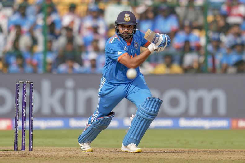 El capitán del equipo de la India Rohit Sharma juga durante la Copa Mundial de cricket ante Holanda el domingo 12 de noviembre del 2023.(AP Foto/Aijaz Rahi)