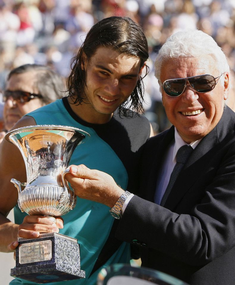 ARCHIVO - Rafael Nadal (izquierda) sostiene un trofeo entregado por el legendario tenista italiano Nicola Pietrangeli tras coronarse campeón del Masters de Roma, el domingo 13 de mayo de 2017. (AP Foto/Alessandra Tarantino)