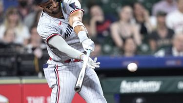 Royce Lewis de los Mellizos de Minnesota conecta un sencillo remolcador en la novena entrada del juego ante los Mellizos de Minnesota el lunes 29 de mayo del 2023. (AP Foto/David J. Phillip)