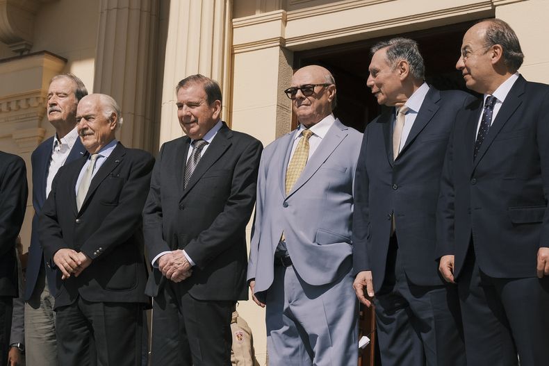 El excandidato presidencial de la oposición venezolana, Edmundo González, tercero desde la izquierda, junto a los ex presidentes, desde la izquierda, Vicente Fox de México, Andrés Pastrana de Colombia, Hipólito Mejía de República Dominicana, Jamil Mahuad de Ecuador y Felipe Calderón de México en el palacio presidencial en Santo Domingo, República Dominicana, el jueves 9 de enero de 2025. (AP Foto/Ricardo Hernández)