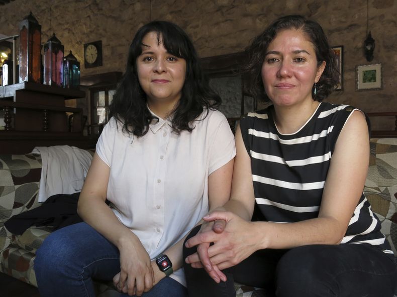 Las directoras Astrid Rondero, izquierda, y Fernanda Valadez de la película Sujo posan para un retrato durante una entrevista en el Festival Internacional de Cine de Morelia el sábado 19 de octubre de 2024, en Morelia, México. (Foto AP/Berenice Bautista)