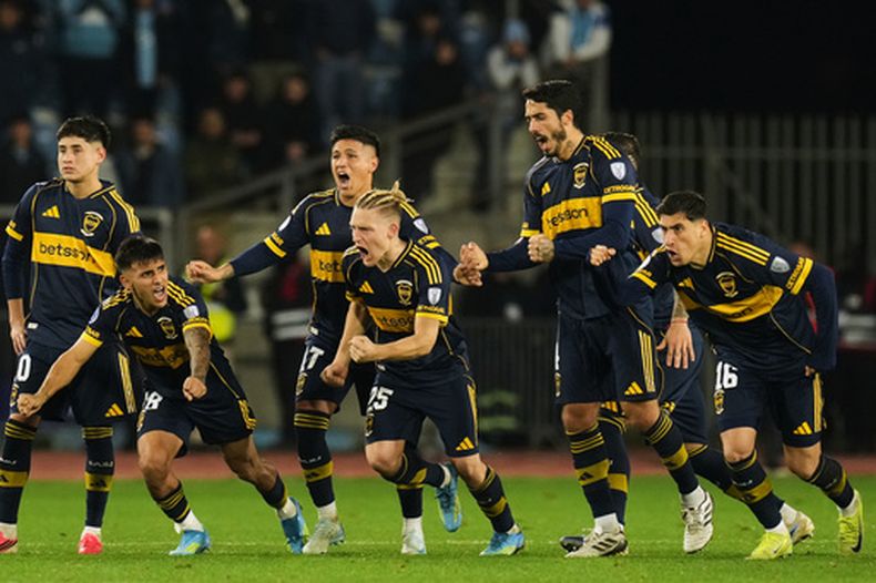 Los jugadores de Boca Juniors festejan luego de vencer a OHiggins mediante una tanda de penales en la Copa Sudamericana, el jueves 30 de julio de 2026 (AP Foto/Esteban Felix)