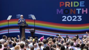 El presidente Joe Biden habla durante una celebración del mes del orgullo en el jardín sur de la Casa Blanca, el sábado 10 de junio de 2023 en Washington. (AP Foto/Manuel Balce Ceneta)