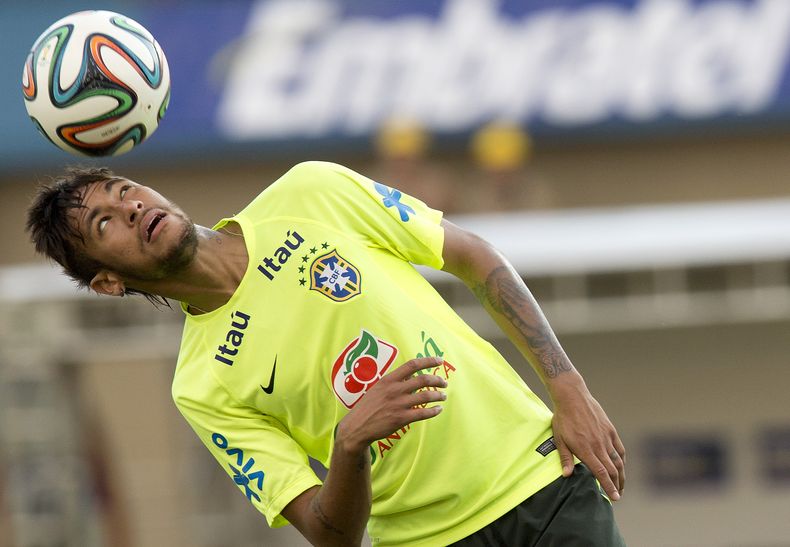 El jugador de la selecci&oacute;n de Brasil y del Barcelona, Neymar, participa en una pr&aacute;ctica con la selecci&oacute;n el lunes, 2 de junio de 2014, en Goiania, Brasil. (AP Photo/Andre Penner)