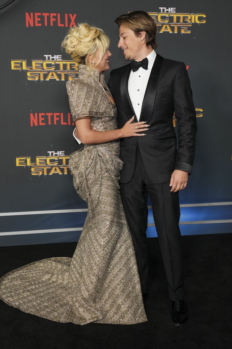 ARCHIVO - Millie Bobby Brown, a la izquierda, y Jake Bongiovi llegan al estreno de The Electric State el lunes 24 de febrero de 2025 en el Teatro Egipcio de Los Ángeles. (Foto Jordan Strauss/Invision/AP, archivo)