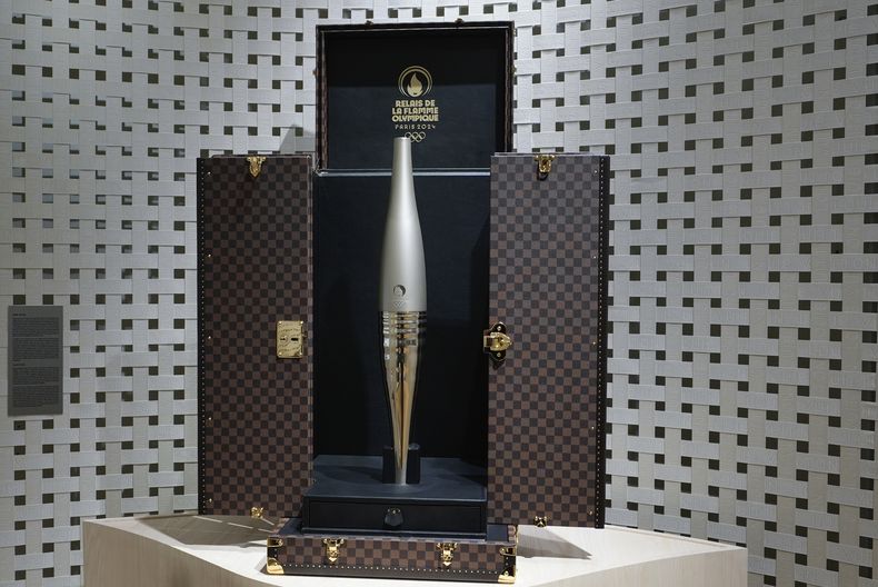 Un baúl diseñado para resguardar una antorcha de París 2024 se exhibe dentro del Pabellón LVMH, que muestra creaciones de la marca de lujo francesa relacionadas con los Juegos Olímpicos de Verano de París 2024, el lunes 22 de julio de 2024, en París. (Foto AP/Rebecca Blackwell)