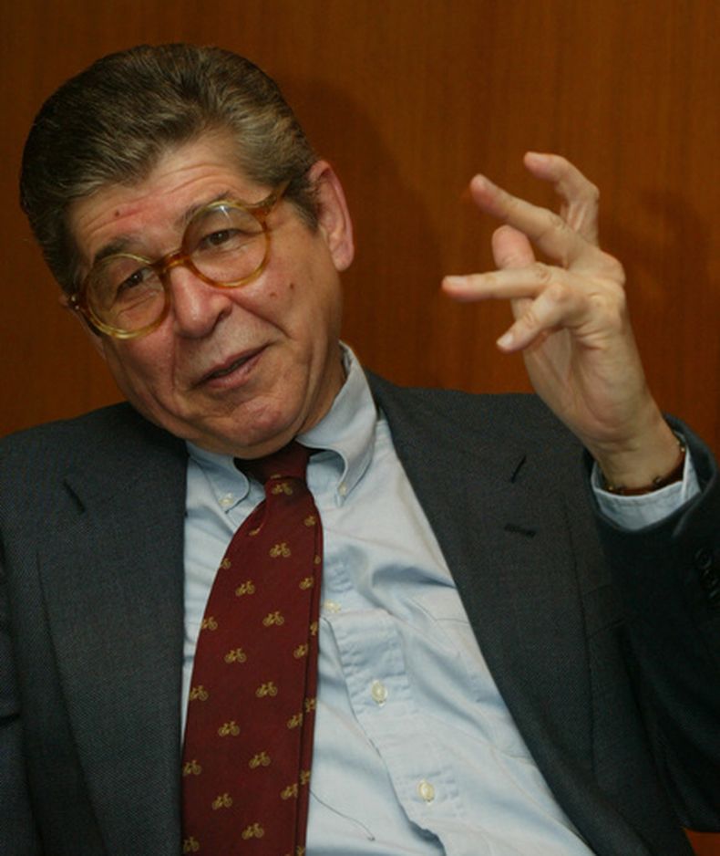 ARCHIVO - El escritor peruano Alfredo Bryce Echenique habla durante una entrevista con The Associated Press en Bogotá, Colombia, el viernes 16 de abril de 2004. (Foto AP/ Javier Galeano, archivo)