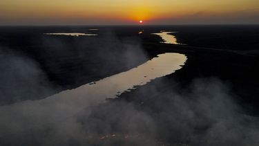 Fuego arrasa con 100.000 hectáreas de humedal en Argentina