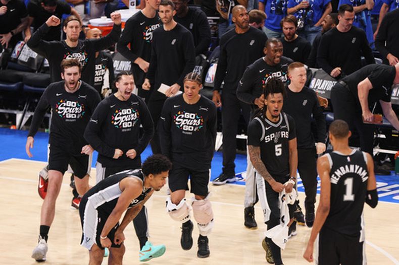 Los Spurs de San Antonio reaccionan al pedirse un tiempo fuera en la segunda mitad del Juego 7 de la serie de las finales de la Conferencia Oeste de los playoffs de baloncesto de la NBA contra el Thunder de Oklahoma City, el sábado 30 de mayo de 2026, en Oklahoma City. (Foto AP/Nate Billings)