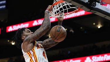 Saddiq Bey, alero de los Hawks de Atlanta, anota frente a los Wizards de Washington en la segunda mitad del partido dle miércoles 1 de noviembre de 2023 (AP Foto/John Bazemore)