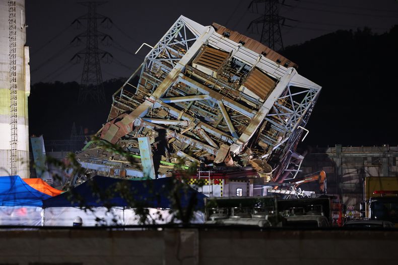 Una torre de 60 metros (196 pies) yace desplomada durante los trabajos de demolición en una central térmica desmantelada de Korea East-West Power Co., el jueves 6 de noviembre de 2025, en Ulsan, Corea del Sur. (Jang Ji-hyun/Yonhap vía AP)