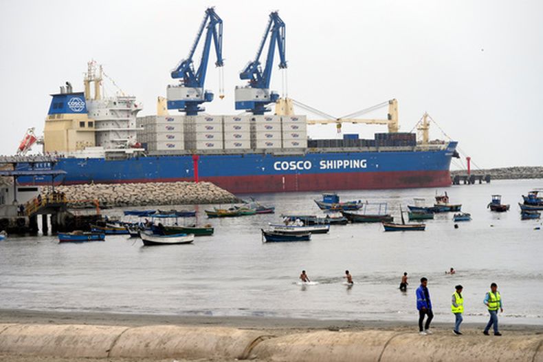 ARCHIVO - Un buque de carga atracado en un puerto financiado por China en Chancay, Perú, el 12 de noviembre de 2024. (Foto AP/Silvia Izquierdo, archivo)