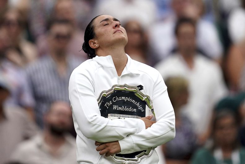 La tunecina Ons Jabeur reacciona al recibir el trofeo de finalista en Wimbledon tras perder ante la checa Marketa Vondrousova el sábado 15 de julio del 2023. (Victoria Jones/PA via AP)