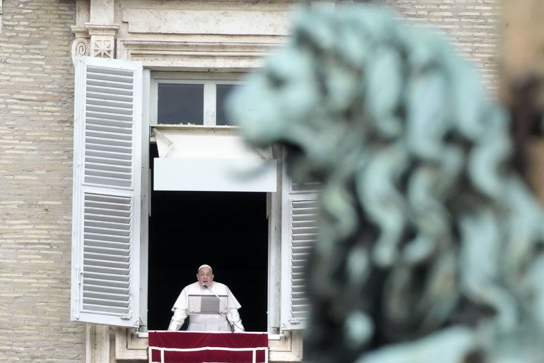 El papa Francisco ofrece la plegaria del Angelus en la plaza de San Pedro del Vaticano, el domingo 12 de enero de 2025. (AP Foto/Gregorio Borgia)