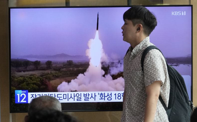 Un televisor muestra una imagen del lanzamiento de un misil de Corea del Norte durante un noticiero, en Seúl, Corea del Sur, el miércoles 12 de julio de 2023. (AP Foto/Ahn Young-joon)